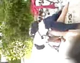 Pareja de estudiantes cogiendo en el parque.