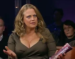 Barbara Schoeneberger mit Riesendekollete und Nylons