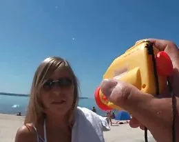 Geile Frau lasst sich im Urlaub hart ihre Fotze Ficken