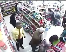 Viejo encoxando a todas