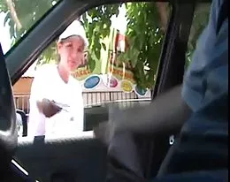 Exibindo o penis no carro