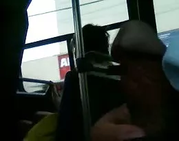 mostrando la polla en el bus