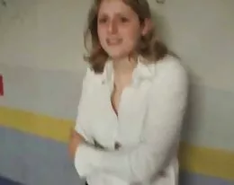 blonde Bitch blaest im Parkhaus