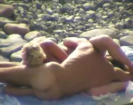 Amateur oral sex on the beach