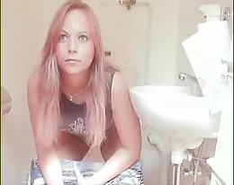 german girl auf dem bahnhofsklo