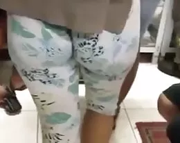 NOVINHA SEM CALCINHA NA ACADEMIA