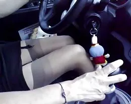 Wife driving a car while husband&#039;s friend see his leg