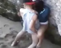 Jeune couple qui baise sur la plage