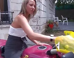 Petite salope a moto baisee par 2 mecs !