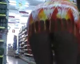Upskirt in supermarket NO PANTIES