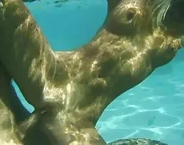 Katja Kean baise dans l&#039;eau