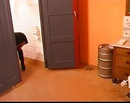 Auf dem WC die Alte vollgespritzt