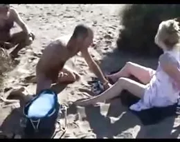 paja voyeur mirando en playa