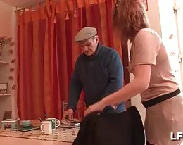 Son mec l encule pendant qu elle suce papy