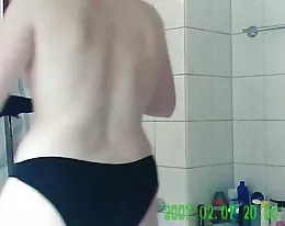 Frau Showers Voyeur Video
