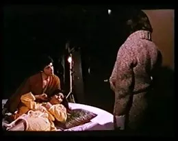 Nackt auf schwarzer Seide