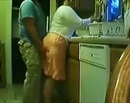 con su mujer en la cocina