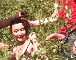 Double penetration dans la nature pour cette salope