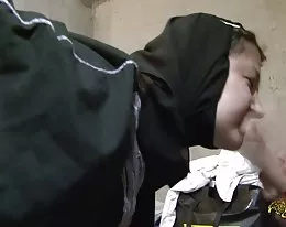 Beurette prise dans un gangbang au fond d un garage